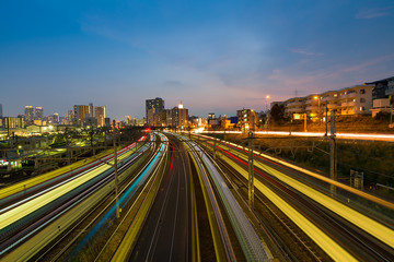 Fototapeta premium 日本の夜の都市の光跡