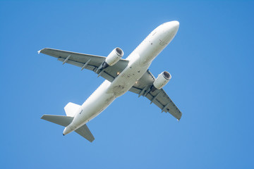 Fototapeta na wymiar Airliner flying on blue sky
