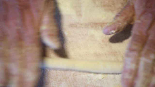 Preparazione degli gnocchi di patate fatti in casa a mano su un tagliere di legno