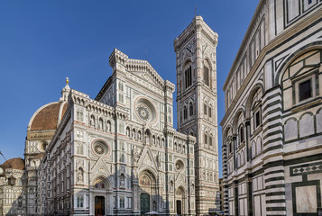 Fototapeta premium Glimpse of the famous Piazza del Duomo square in the historic center of Florence, Italy, on a sunny day