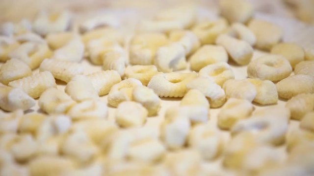 Preparazione degli gnocchi di patate fatti in casa a mano su un tagliere di legno
