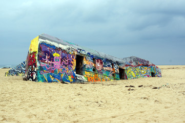 graffitis sur les vestiges de bunker du mur de l'atlantique