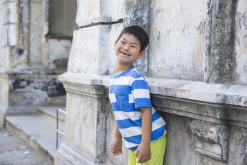 キューバの街並みと男の子