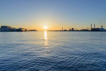 夜明けの横浜港の風景
