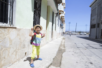 Obraz na płótnie Canvas キューバの街並みと男の子