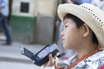 ビデオカメラを撮る男の子　キューバ