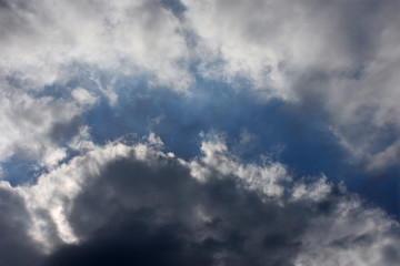 Naklejka na ściany i meble 幻想的な青空と雲「空想・雲の親モンスターたち（上部）が子供のモンスターを見守るイメージ（子育て、育児、見守るイメージ）」、また、「天空の”海”や”大洋”（オーシャン）をイメージ、ブルー・オーシャン、経営戦略、未来などのイメージにつなげる」