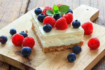 cheesecake with fresh berries