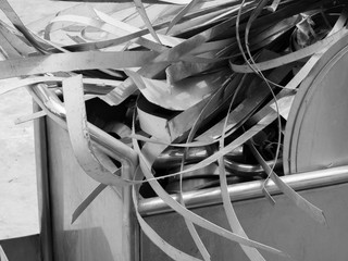 BLACK AND WHITE PHOTO OF SCRAP HEAP OF SILICON STEELS AND RUSTIC METALS