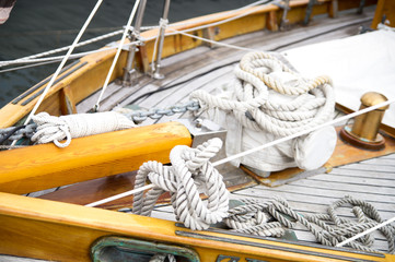 Tackelage an Deck eines Segelbootes