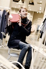 Junge blonde Frau beim Shopping in einem Modehaus