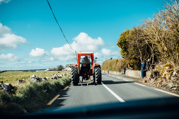 Roter Traktor auf der Straße in Irland