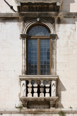 Fototapeta na wymiar Fenster mit Rundbogen im Stil der Renaissance am Palazzo Milesi in der Altstadt von Split, Kroatien