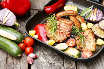 Barbecue, Grillen, Grillpfanne mit Grillfleisch, Grillwürstchen und gegrilltem Gemüse, Textraum, copy space
