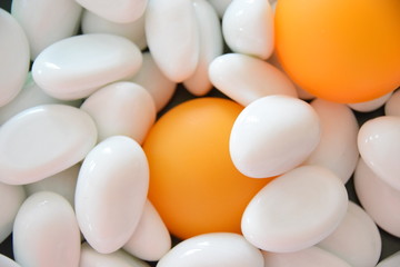 Steine und Kunststoff - weiß und orange im Einklang
