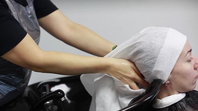 Hairdresser wash hair (cover the towel on the head)
