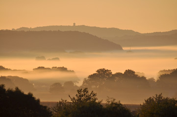 mystische Nebelschwaden mit Blick zum Turm vom Jagdschloss Granitz, Rügen