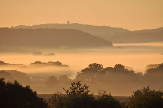 mystische Nebelschwaden mit Blick zum Turm vom Jagdschloss Granitz, R&uuml;gen