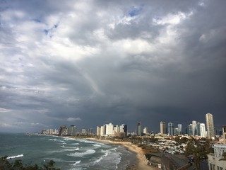 Dunkler Himmel über Tel Aviv