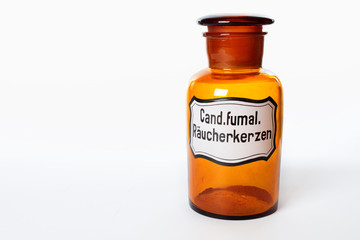 Vintage Pharmaflasche aus braunem Glas mit Räucherkerzen