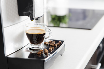 Professionele koffiemachine voor thuis met espressokopje.