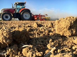 Traktor am trockenen Feld