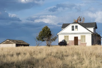 Fototapeta na wymiar Abandoned Farmhouse