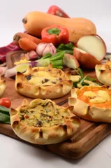 Gordijnen tabla de tartas de verdura con zapallo, cebolla, y verdeo. © MartinGomezAlzaga