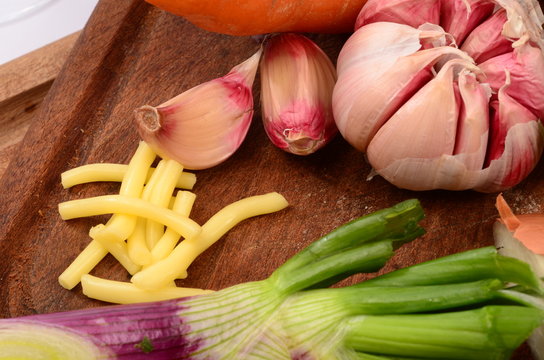 tabla con vegetales, morron, ajo,verdeo, cebolla, calabaza y zanahorias 
