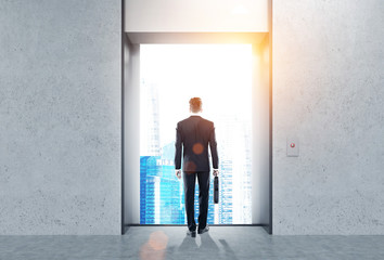 Man, elevator hall, sunny city © ImageFlow