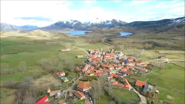 Vuelo de dron sobre Cubillas de Arbas, con el pantano de Casares al fondo