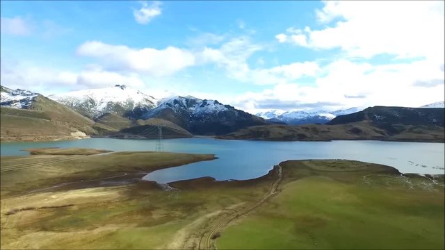 Descenso con dron sobre praderas junto al pantano de Casares, Le&oacute;n