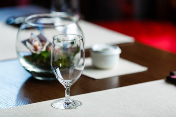 Empty glasses set in restaurant Glasses in the restaurant on the table flowers