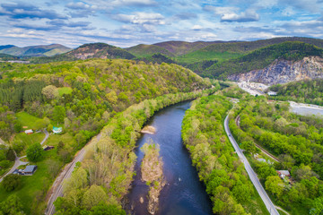 Fototapeta premium Aerial view of the James River and surrounding mountains in Buchanan, Virginia.