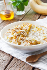 Oatmeal with caramelized bananas