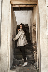 Modelo joven posando en antigua casa en ruinas. Fotograf&iacute;a estilo antiguo