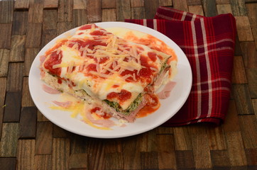 Lasaña con queso, salsa pomodoro y rellena de verdura espinaca y jamón