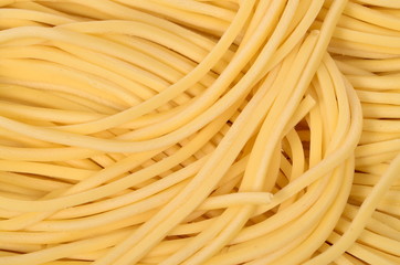 Fideos tallarines en colador