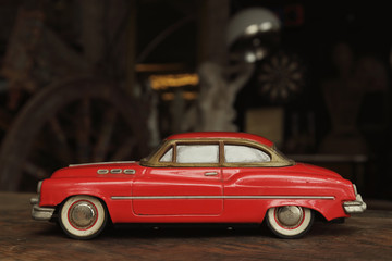 Fototapeta na wymiar jouet vintage en acier métal années 50 voiture 