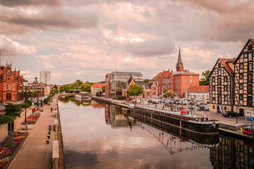 Stare miasto nad rzeką © Senatorek