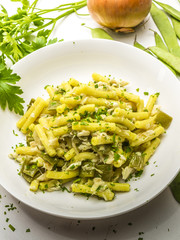 Padella di pasta con taccole e pesce