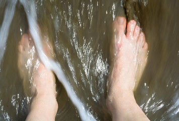 Ноги  омываются водой
