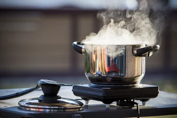 Crédence de cuisine en verre imprimé Cuisinier close up standless pot food  cooking on electric stove