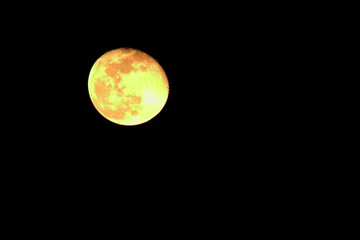 Lune dans un ciel nocturne
