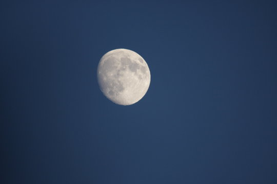 Lune dans un ciel nocturne