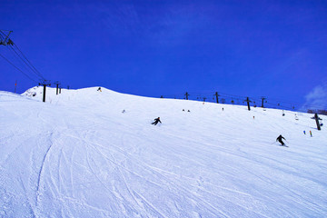 スキーゲレンデとスキーヤー