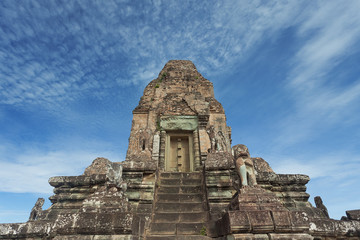Fototapeta na wymiar Ancient temple tower at East Mebon 