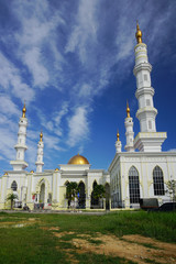 Fototapeta na wymiar A mosque during blue sky