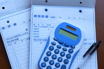 請求書　見積書　計算機　ボールペン