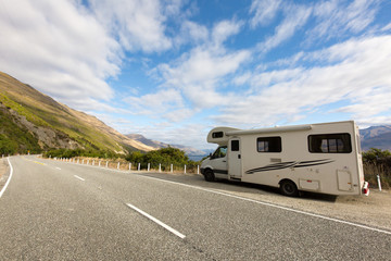 Wohnmobil am Stra&szlig;enrand 